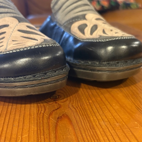 Naot Black, green and Cream Leaf Design leather Mules - Picture 9 of 14